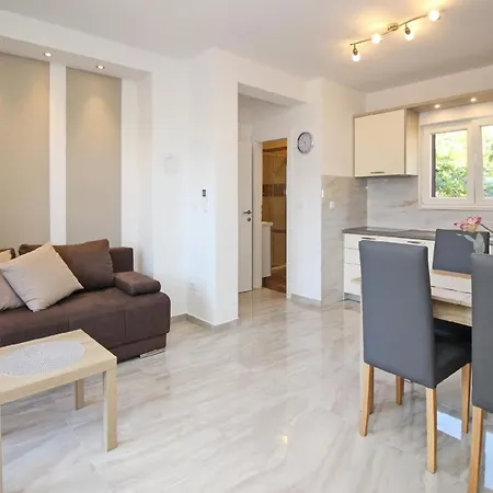 Tolles In Mit Eigenem Balkon * Baska (Krk)